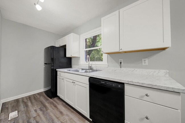Building Photo - Lovely Three Bedroom Home in Monroe!