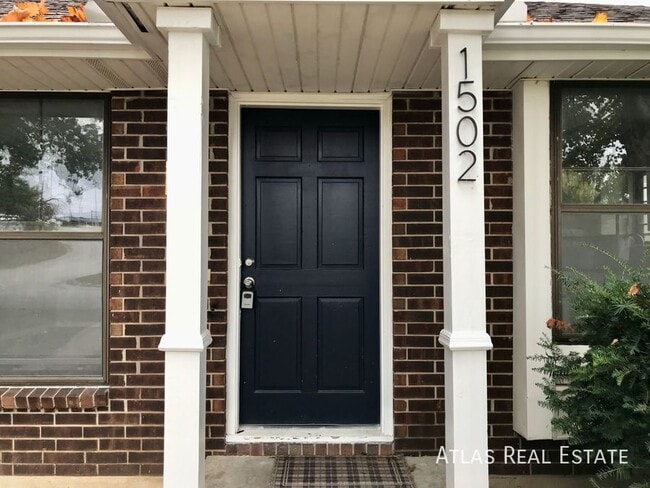 Building Photo - 1502 SW Sunset St