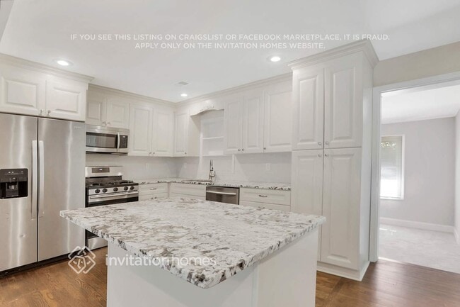 Building Photo - 2805 Mitchell Dr