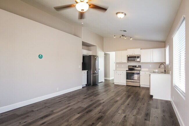 Foto del edificio - 15746 W Young St