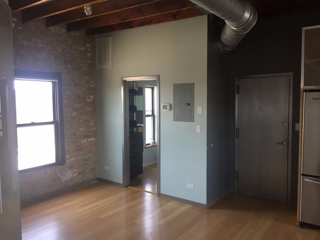 Building Photo - 1151 W Erie St