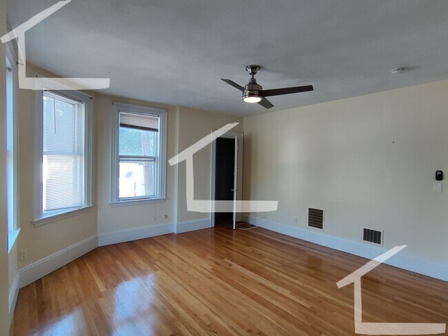 Building Photo - Sunny 3 bedroom no fee