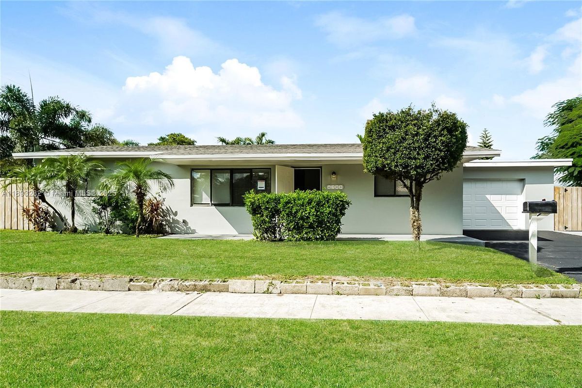 Foto principal - 6700 Douglas St