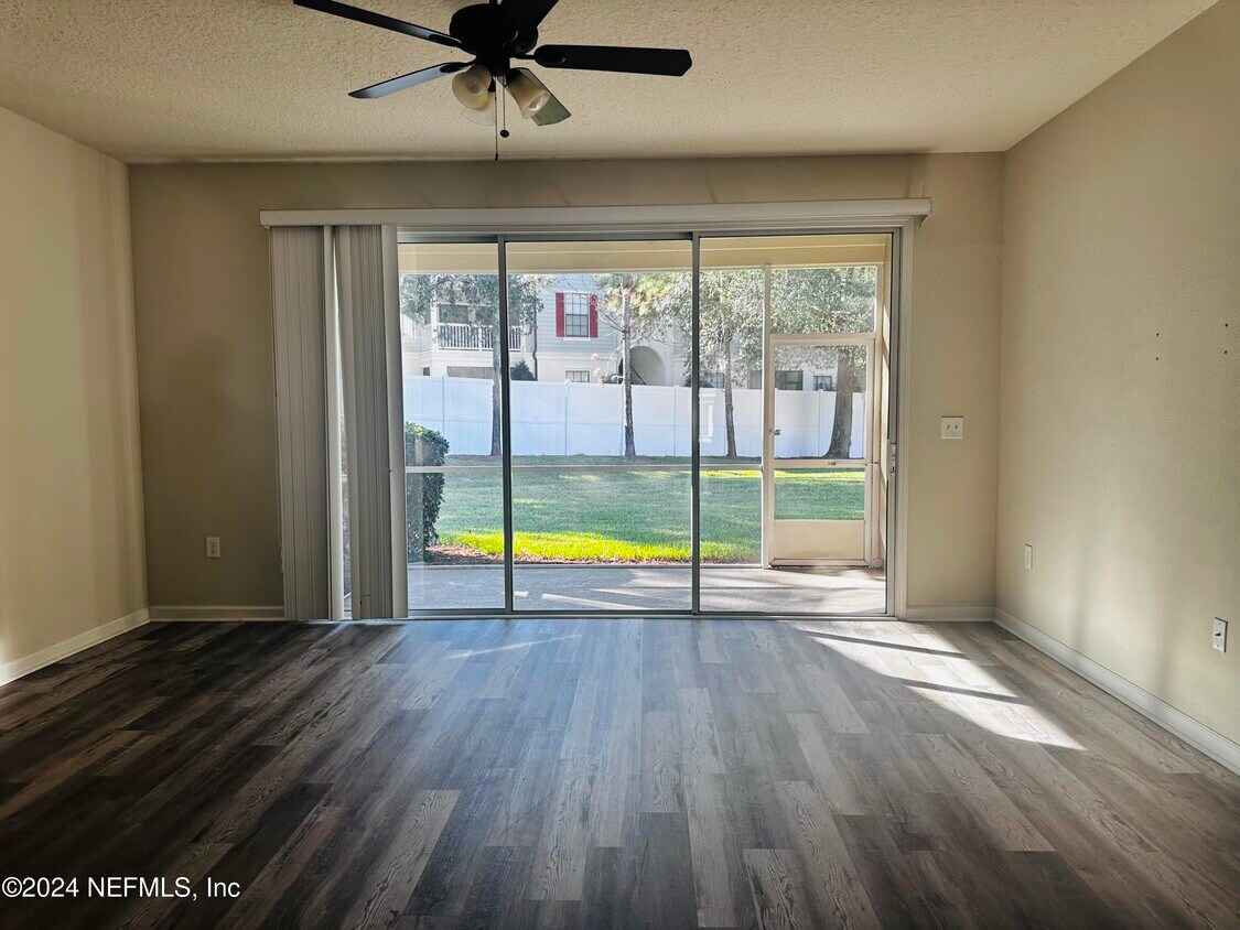 Foto principal - 6801 Roundleaf Dr