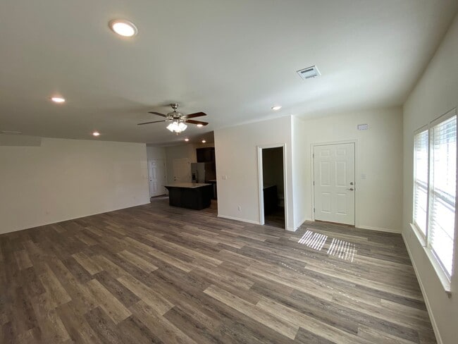 Building Photo - 916 S Amarillo Ave