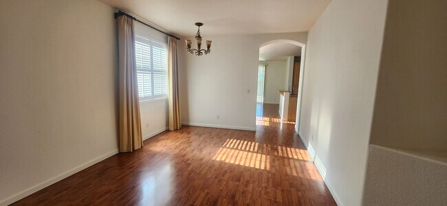Foto del edificio - 4 Bedroom 2 Bathroom Home in Elk Grove