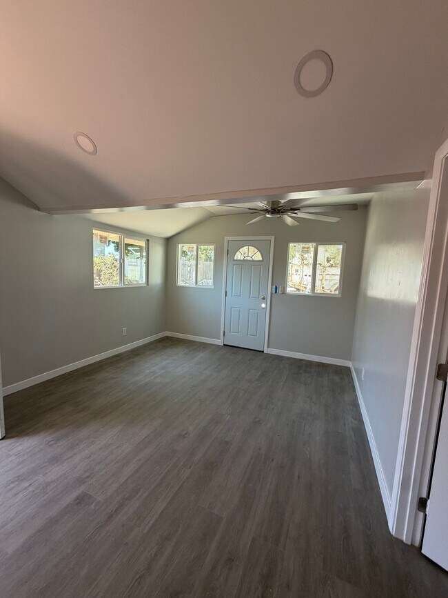 Foto del edificio - 2420 Ridgeway Dr