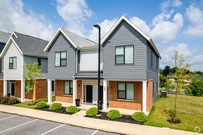 L’Appartement AMERICANA N/S Fooded P/O Lofts At Noho Commons Apartments, 11179 Weddington St, North
