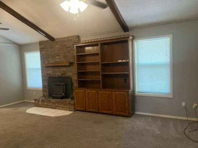 Building Photo - Nice Large One Level/Three Bedroom/Two Bath Home/Split Plan/Oversized 2 Car Side Entry Garage on ...
