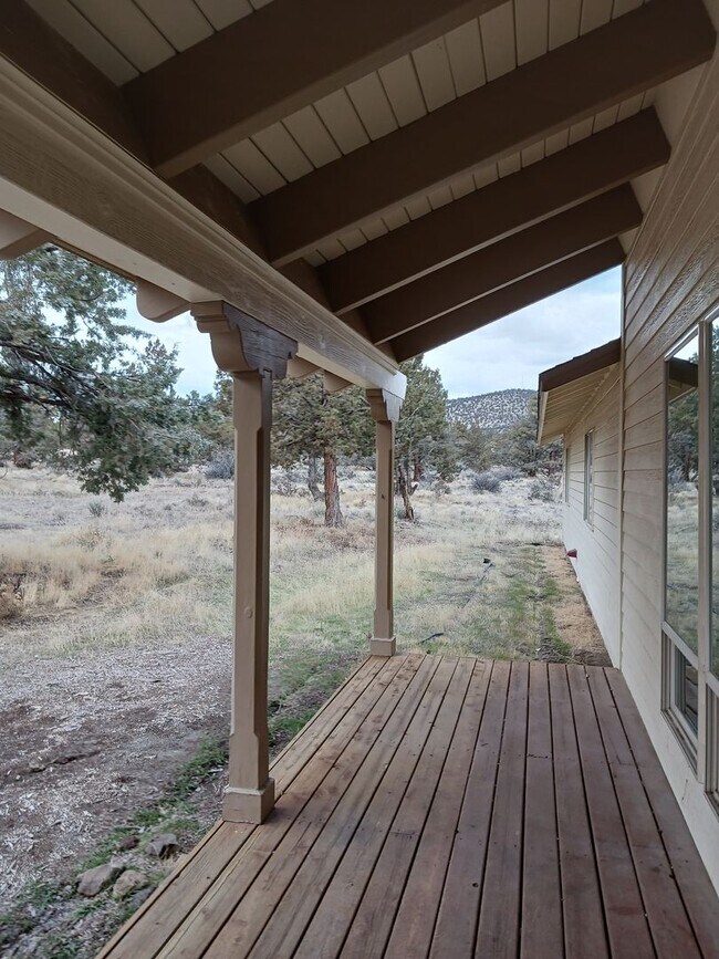 Foto del edificio - Beautiful Unique 4 Bedroom home with a loft & 3 full bathrooms! Move In Special $500 off first mo...