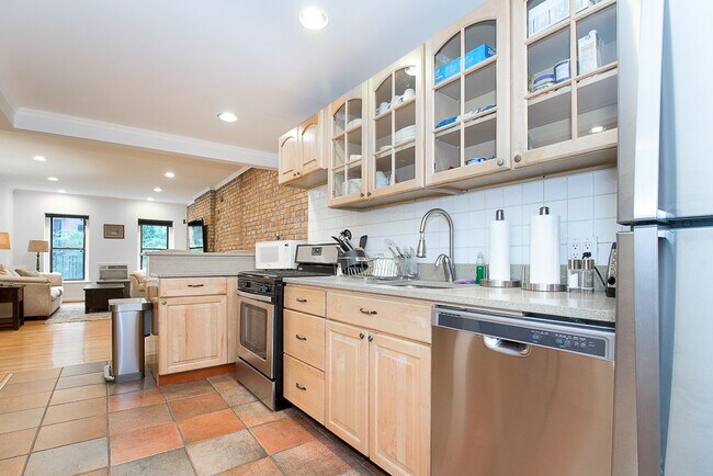 Building Photo - 208 E 73rd St