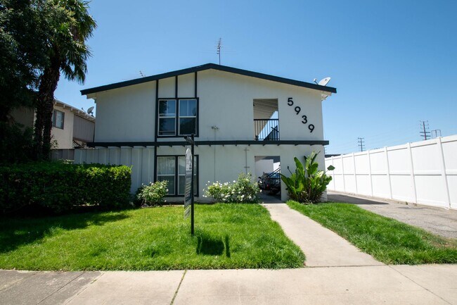 Building Photo - 5939 Cedros Ave