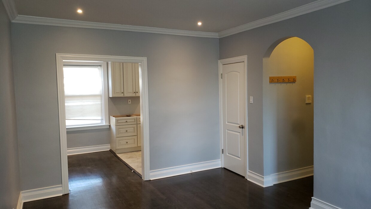 Living-room /bedroom - 4873 N Hermitage Ave