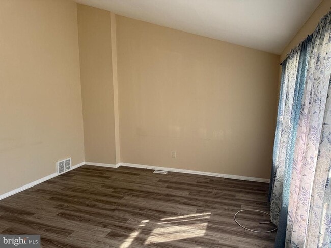 Building Photo - 119 Larch Ave