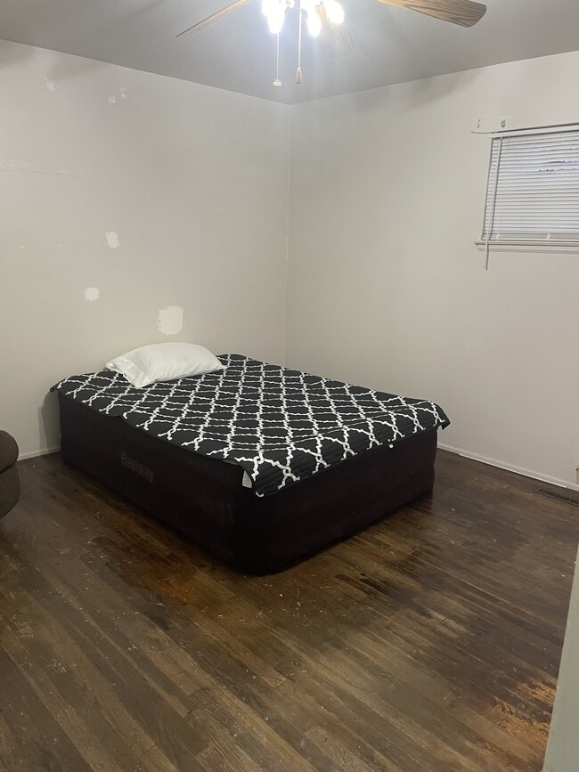 Foto del edificio - 629 River Creek Rd