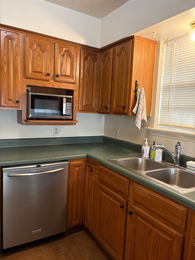 Building Photo - 3 Bedroom Townhome Just 3 Blocks from St. Charles Ave.