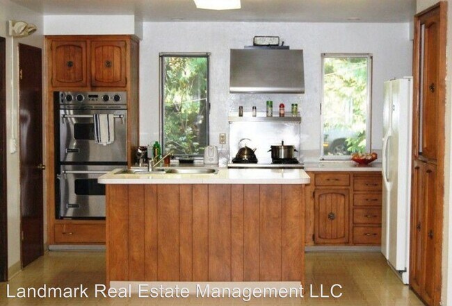 Foto del edificio - 2300 Yew Street Rd