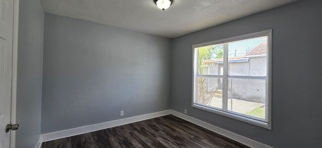 Building Photo - Extra Large 2 Bedroom