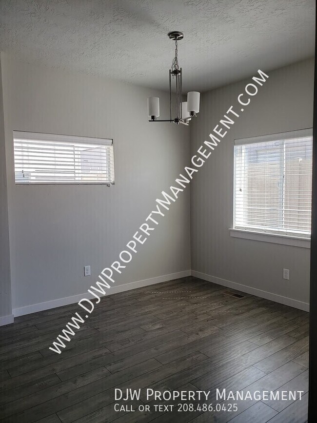 Foto del edificio - 324 E 3rd St