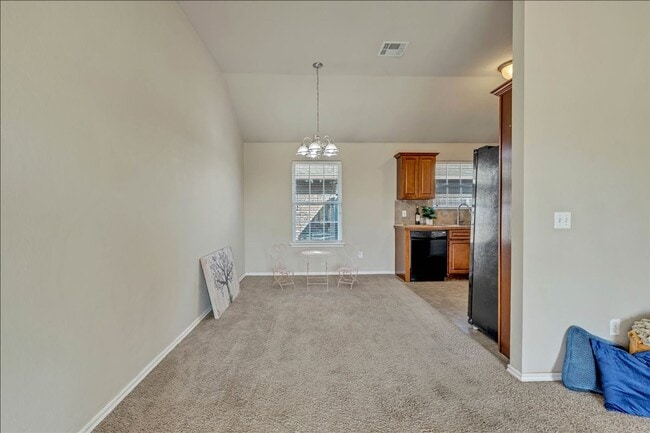 Building Photo - Adorable Cozy Home in Yukon (Mustang Schools)