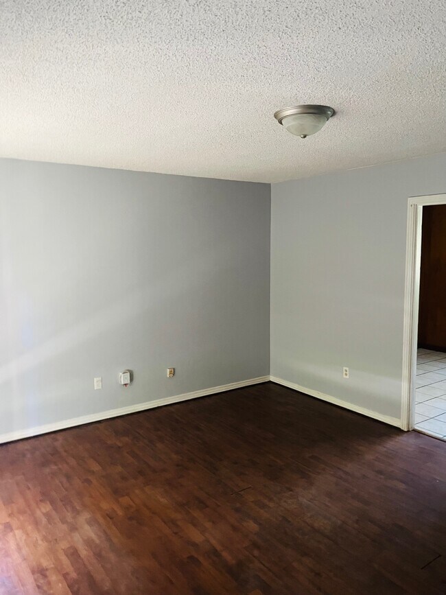 Foto del edificio - 1365 Middle Ring Rd