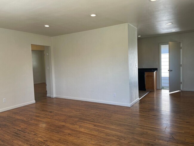 Foto del edificio - Nice 2 Bedroom 1 Bath Front Duplex-Parking and a Garage with Remote for Easy Access