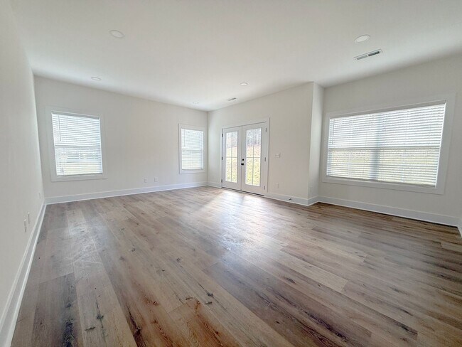 Foto del edificio - 3 Bedroom Home with 2 Car Garage and Resort Style Pool Access