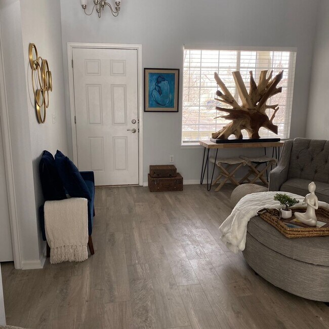 Foto del edificio - 4 bedroom 3.5 bathroom in Rock Creek