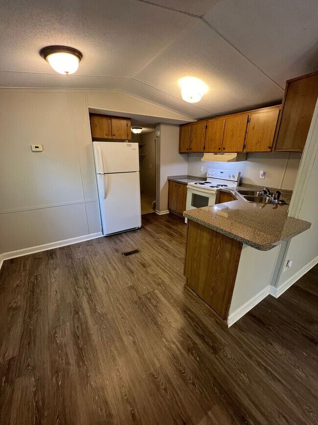 Building Photo - READY NOW!!! 3 bed 2 bath mobile home!