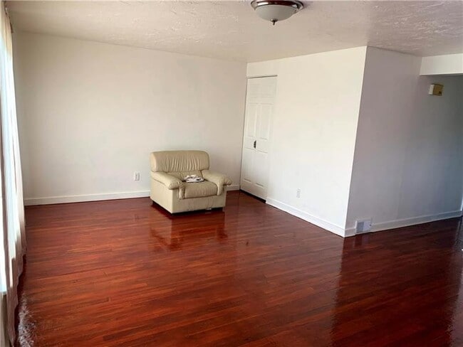 Building Photo - 72 Greenbriar Dr