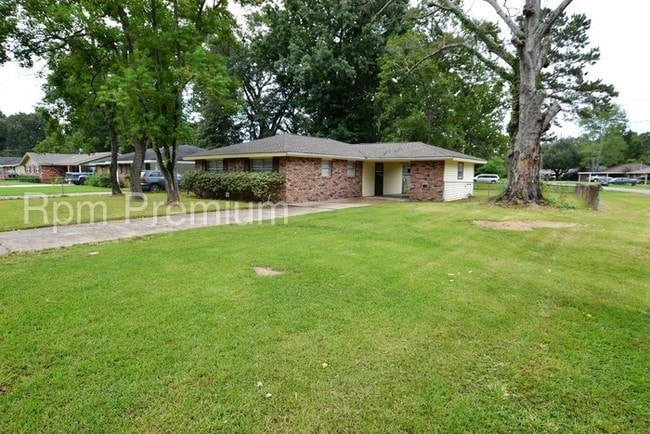 Building Photo - 585 Fountainbleau Dr