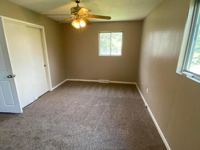 Foto del edificio - 114 E Russell St