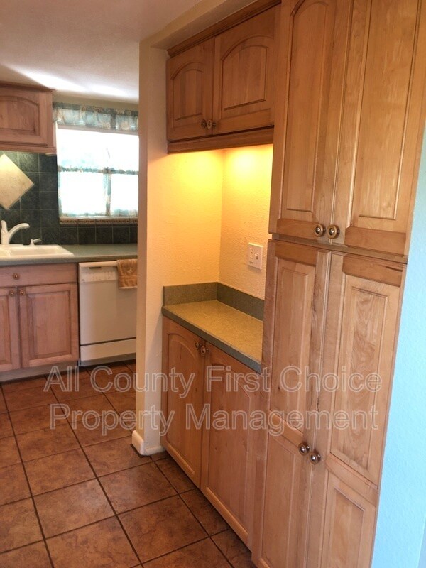 Building Photo - 2944 W Bay Dr