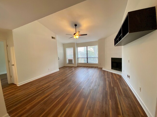 Building Photo - Lovely Two Bedroom Condo in Charlotte!