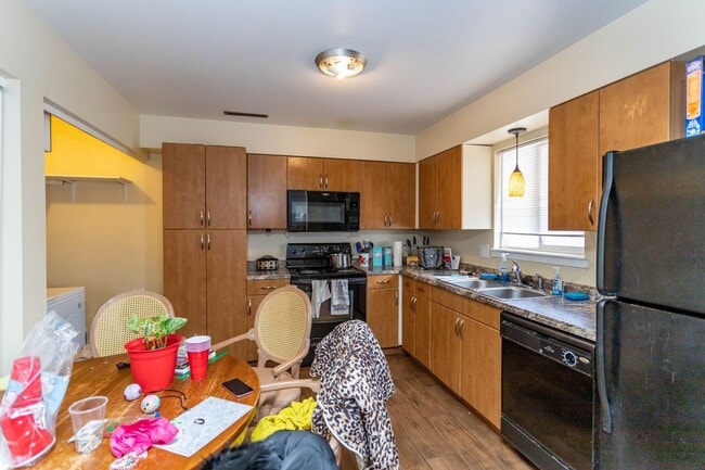 Foto del edificio - Fourplex in great central location!
