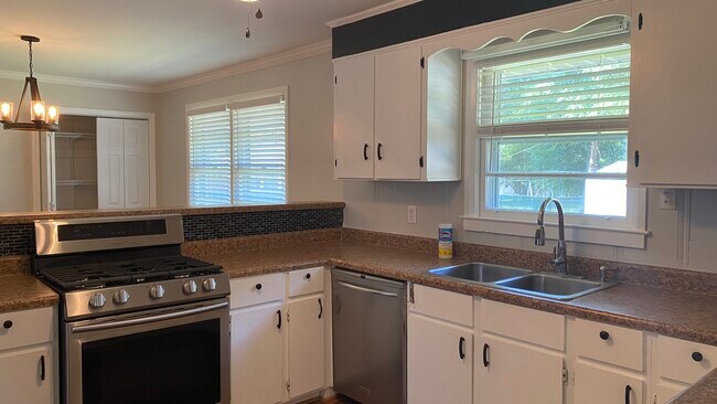 Kitchen - 22 Winthrop Dr