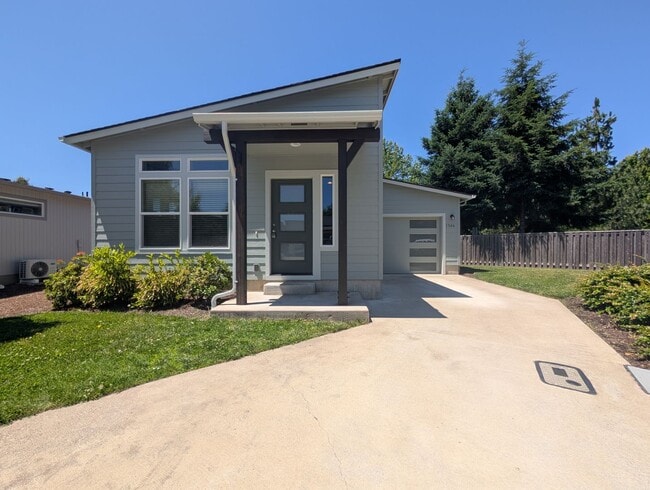 Building Photo - 2bdrm/1bthrm home with beautiful finishes!