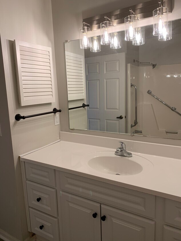 Foto principal - 329 Deer Lake Dr