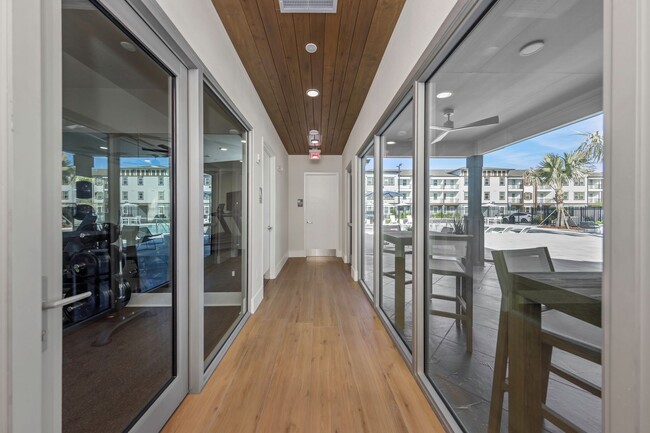 Interior Photo - Everest Largo Apartments