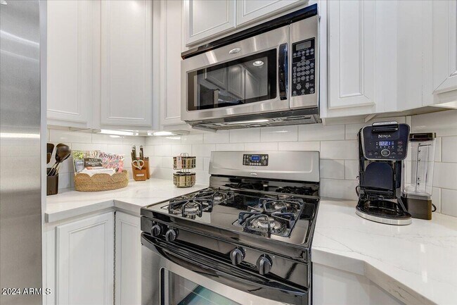 Building Photo - 5350 E Deer Valley Dr