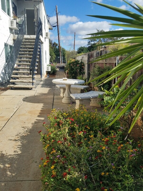 Foto del edificio - 12608 Julian Ave