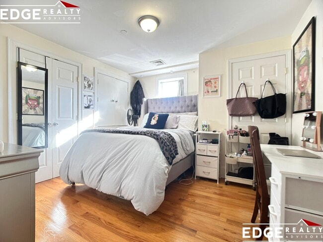 Foto del edificio - 107 Fisher Ave