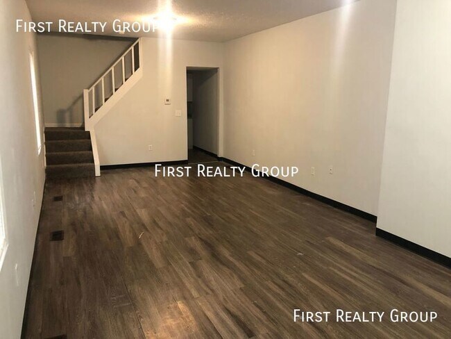 Building Photo - 2 Bedroom, 1 Bath Duplex in Dayton, Move I...