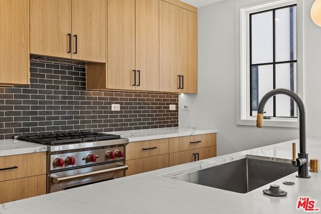 Foto del edificio - 14535 Killion St