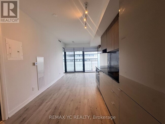 Building Photo - 161 Roehampton Ave