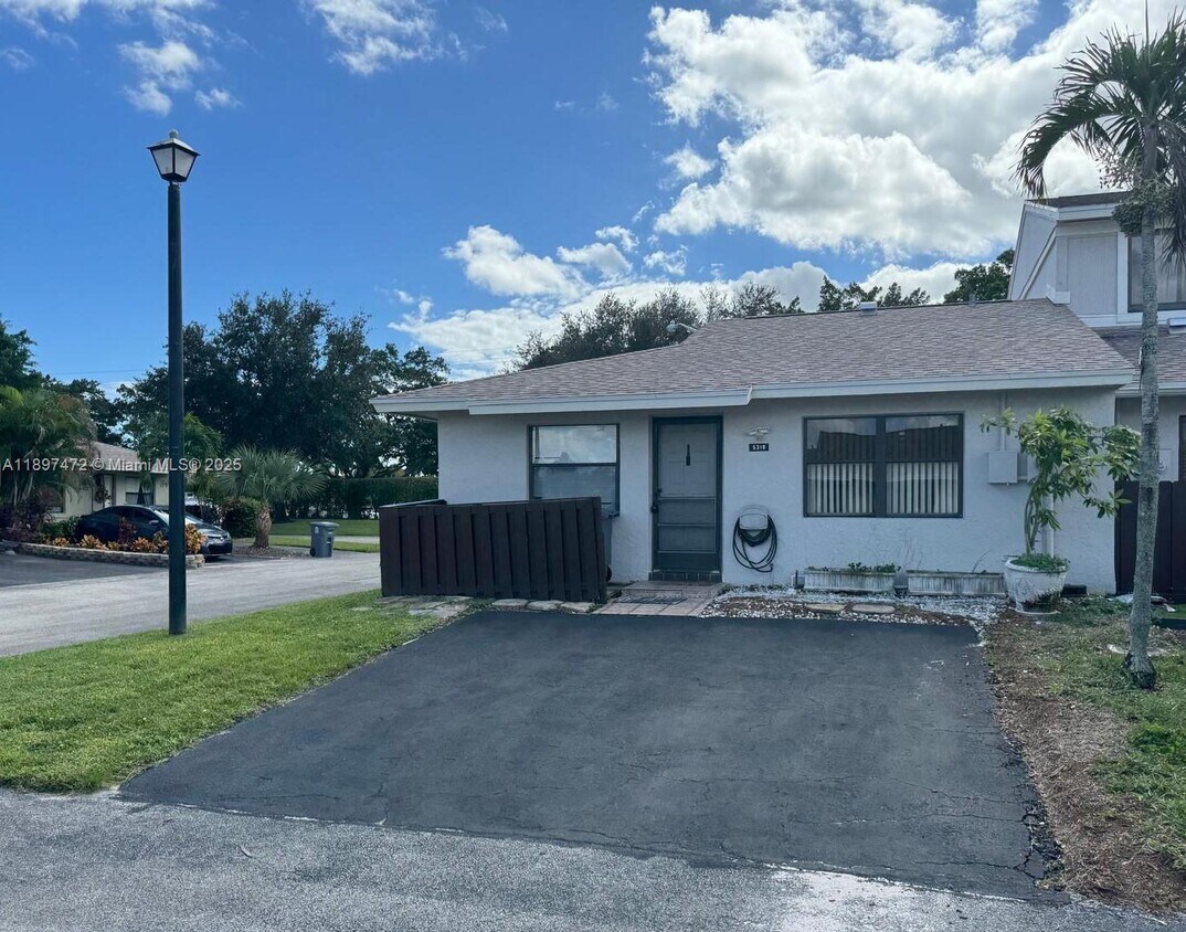 Foto principal - 5318 Tennis Ln