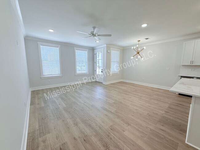 Building Photo - 684 Miramar Ln