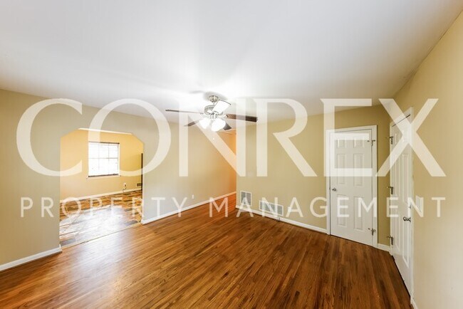 Building Photo - Charming 3 Bedroom