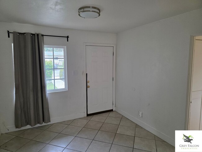 Building Photo - Cozy 1 bedroom home with private yards and...