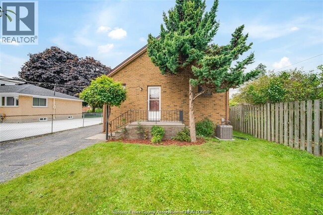 Building Photo - 914 Riverdale Ave